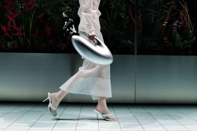 形似巨型魔豆、飞碟的包款十分可爱。（SPORT MAX提供/林欣仪米兰传真）