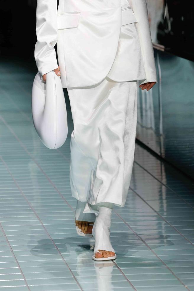 露趾凉鞋是本季亮点鞋款。（SPORT MAX提供/林欣仪米兰传真）