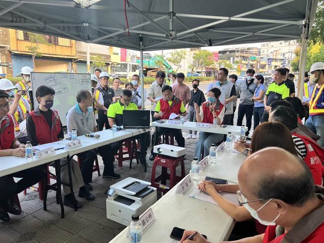 新竹市和平路20巷建案旁道路23日再传塌陷，市府也立即成立前进指挥所。（新竹市政府提供／王惠慧新竹传真）