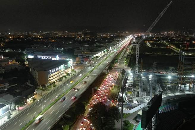 警方指出，国庆焰火施放当天，预期人车潮涌入，警方运用无人机上场，监控周边道路交通流量。（台中市警察局提供／张妍溱台中传真）