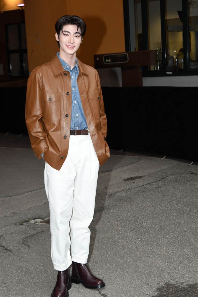 泰国男演员彭提瓦特·唐万查洛早早出现于TOD’s 2024春夏系列秀场，并自细观赏品牌工匠制作鞋履包款的过程。(CFP／林欣仪米兰传真）