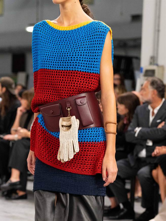 TOD’s 2024春夏系列挂在腰上的手套让人印象深刻。（TOD’s 提供／林欣仪米兰传真）