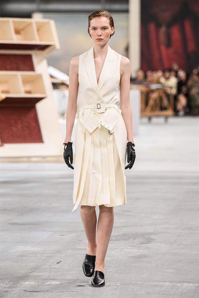 TOD’s 2024春夏系列服装轮廓简洁，主要着重于腰部线条的设计。（TOD’s 提供／林欣仪米兰传真）欸