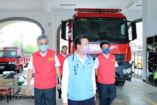 金门县长陈福海(中)今日前往消防局视察消防装备状况，确保消防员执勤时之生命安全。(图／翻摄自陈福海脸书)