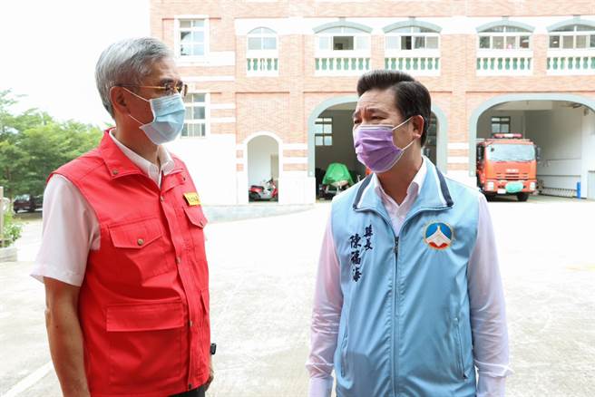 金门县长陈福海(右)要求消防局长吕英华(左)全面检视所属装备之完善状况，并应加强日常之训练。(图／翻摄自陈福海脸书)
