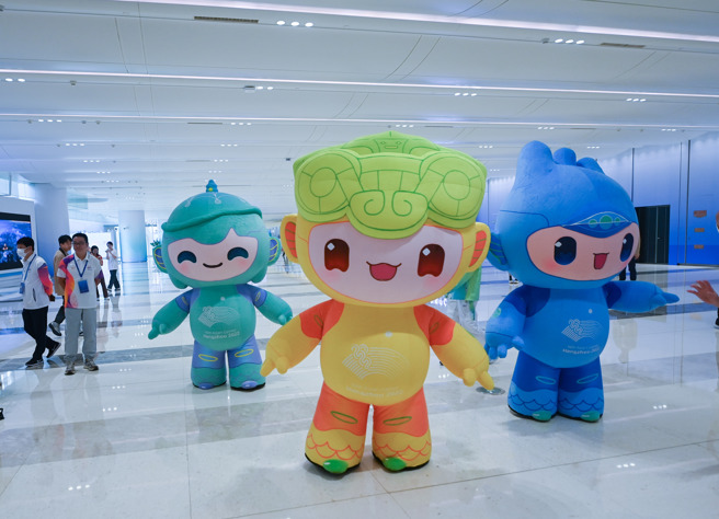 杭州亚运的吉祥物是3款人形机器人琮琮、宸宸和莲莲。(新华社)