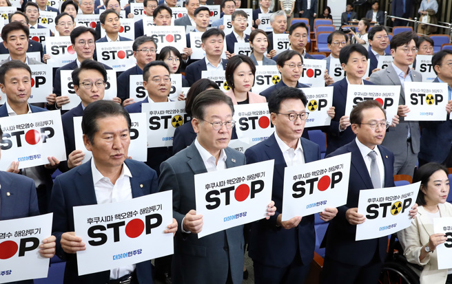 南韩最大在野党共同民主党党魁李在明（前排左二）。(图/ 新华社)
