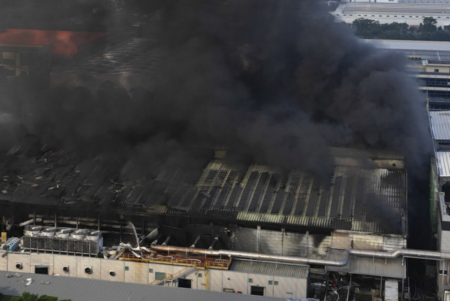 屏东科技产业园区明扬高尔夫球厂22日发生爆炸，工厂屋顶在爆炸中被掀开。（黄子明摄）