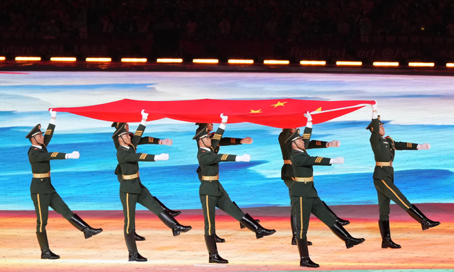 中国大陆国旗进场。（新华社）