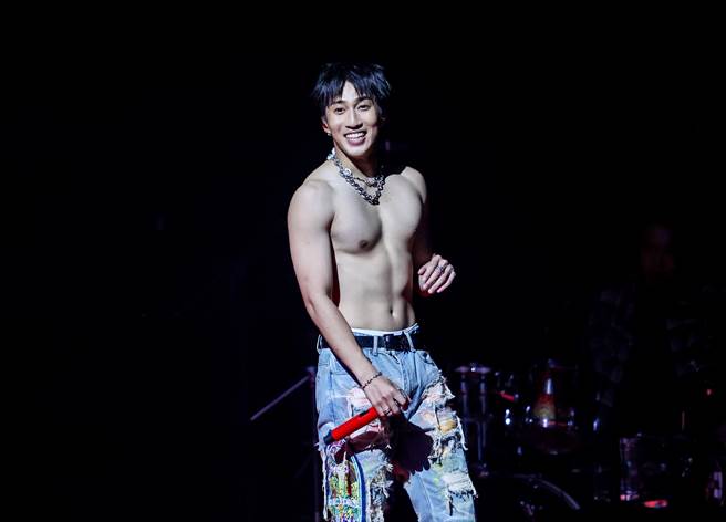 娄峻硕在演唱会上脱掉上衣，展现精壮身材。（罗永铭摄）