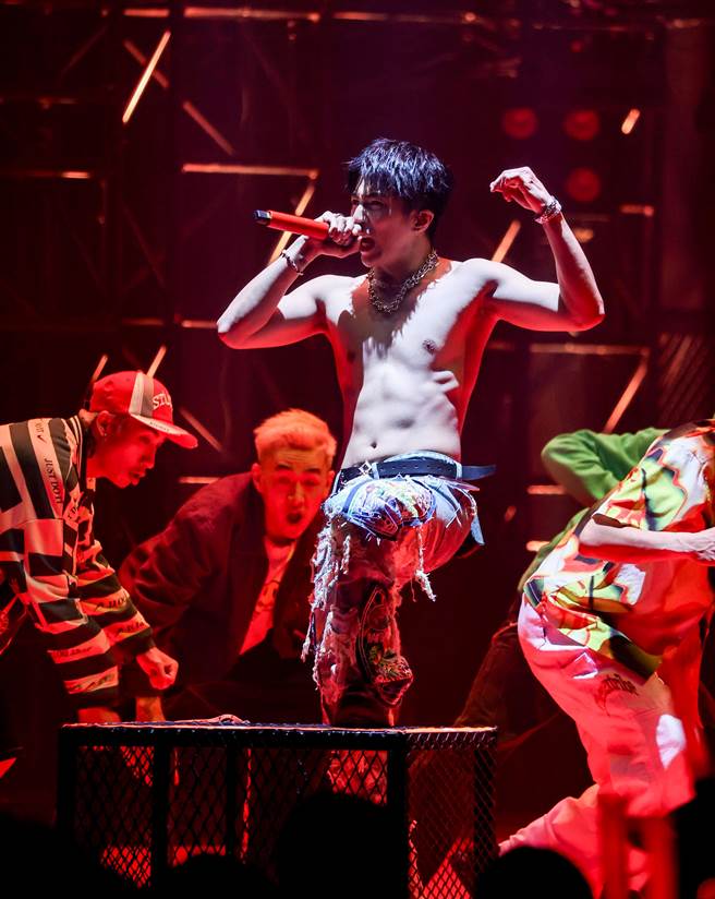 娄峻硕在演唱会上脱掉上衣，展现精壮身材。（罗永铭摄）