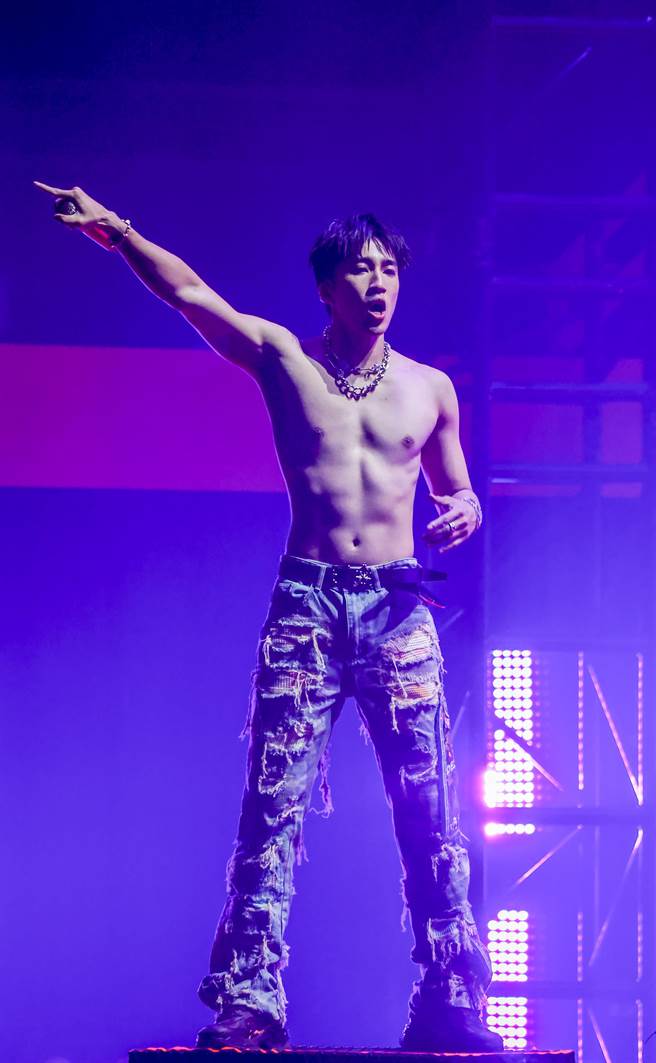 娄峻硕在演唱会上脱掉上衣，展现精壮身材。（罗永铭摄）