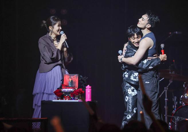 曾沛慈（左）串通黄伟晋出场帮娄峻硕补庆生，气氛欢乐。（罗永铭摄）