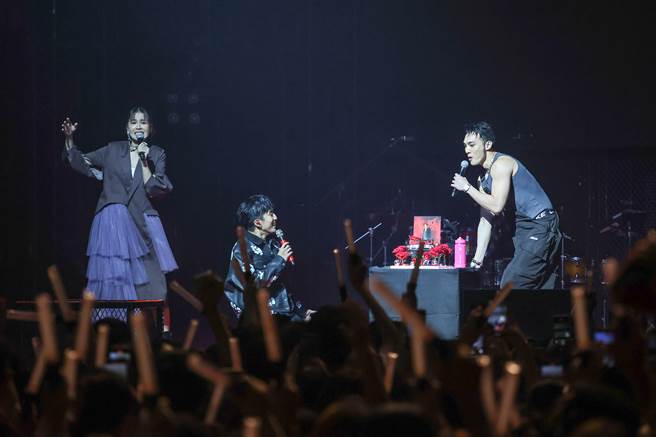 曾沛慈（左）串通黄伟晋出场帮娄峻硕补庆生，气氛欢乐。（罗永铭摄）