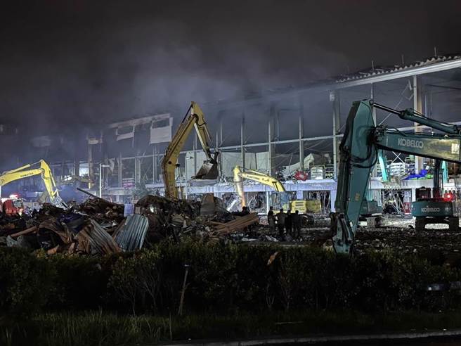 消防人员于今晚21时56分将火势扑灭。（杨舒婷摄）