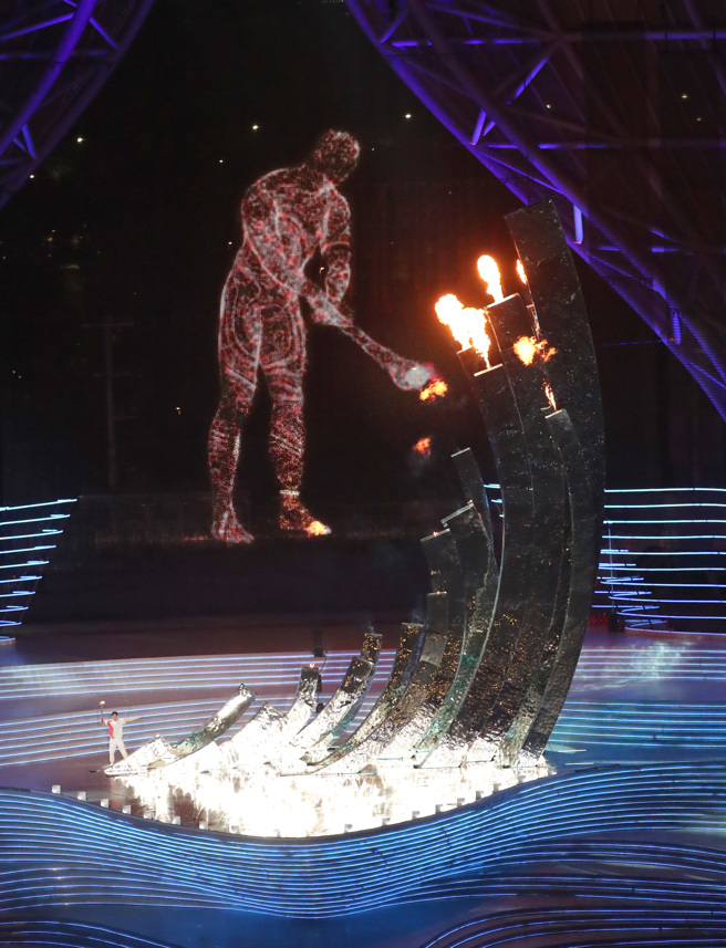 数位火炬手点燃圣火。（郑任南摄）