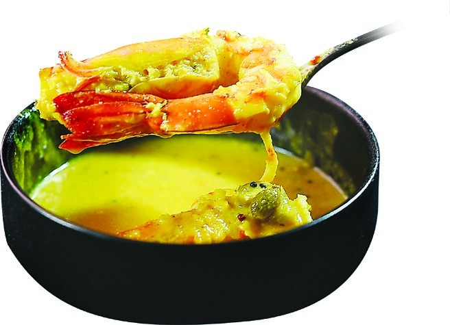 南印〈鮮蝦黃咖哩〉是以草蝦搭配椰漿及咖哩葉、香菜、 綠豆蔻等香料先炒過，再以帶有甜點的Molee咖哩合煮。圖／姚舜