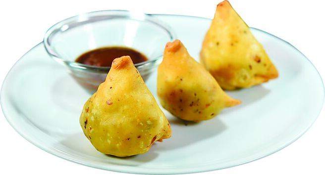 在〈夏花餐室〉印度餐廳菜單上，亦有以咖哩青豆作餡的〈咖哩角〉。圖／姚舜