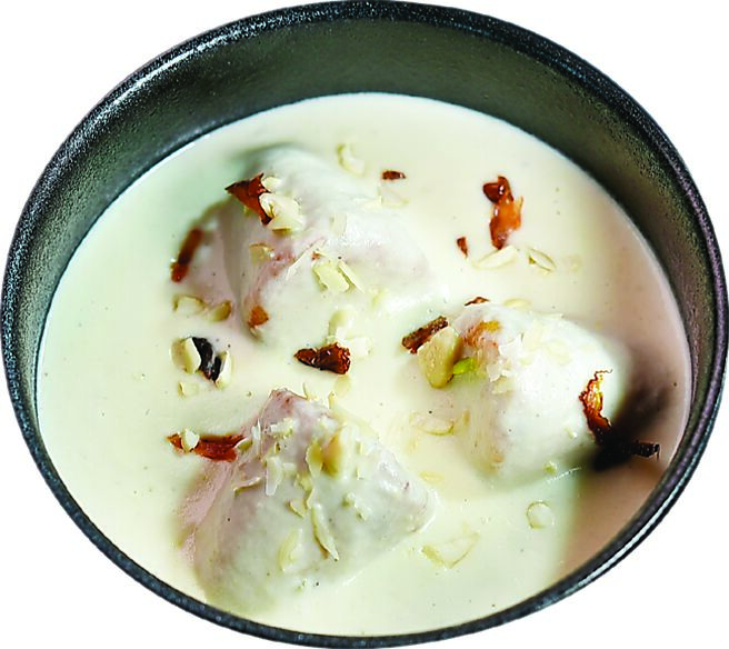 喀什米爾傳統菜餚〈起司球白咖哩〉，主角是塞滿果乾與堅果的Paneer起司與馬鈴薯球，並以綠豆蔻增香，與腰果奶油醬一起熬煮，甜鹹共冶。圖／姚舜