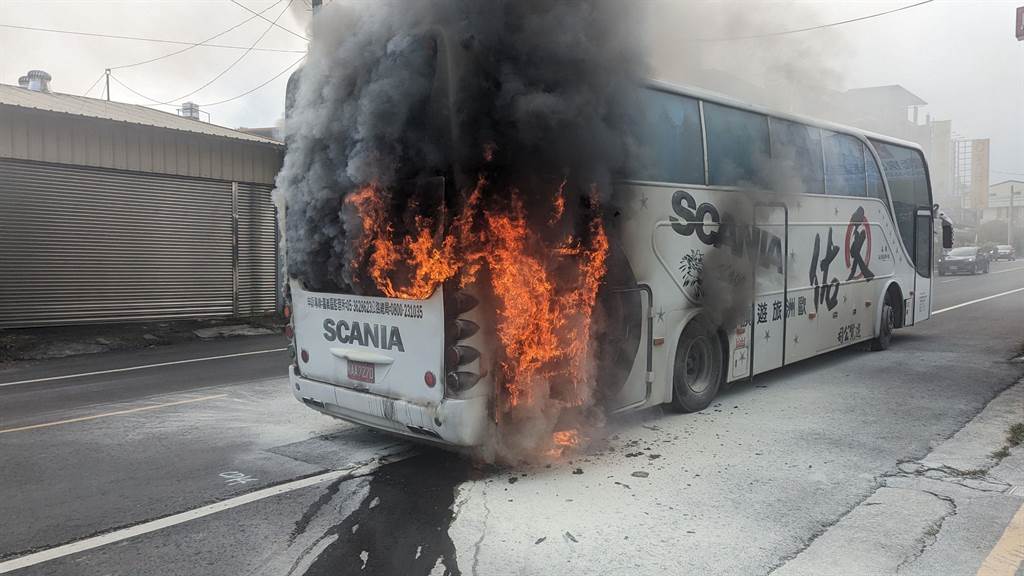 鹿谷驚傳遊覽車起火燃燒意外，幸好路人發現緊急告知司機救了全車40人。民眾提供