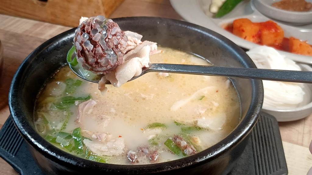 釜山特色料理豬肉湯飯，是韓戰衍生的平民美食，也是釜山13種鄉土飲食之一。(陳韻萍攝)