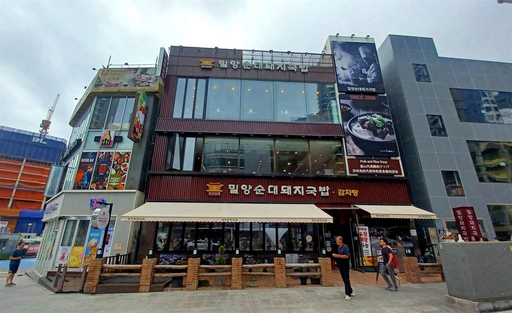 釜山的「密陽豬肉湯飯專賣店」是當地人都會光顧的名店，韓國人都知道要吃道地的豬肉湯飯在釜山才吃得到。(陳韻萍攝)