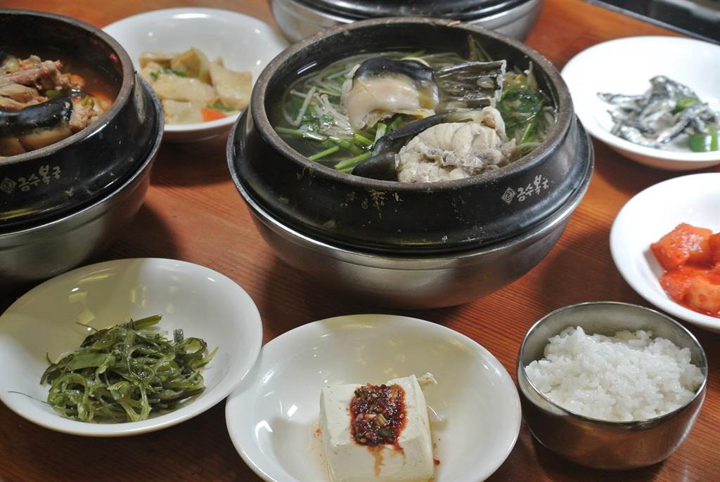 河豚自帶解酒功能，不少韓國人早上會喝河豚湯暖胃解酒，河豚湯是釜山人的日常美食。(陳韻萍攝)
