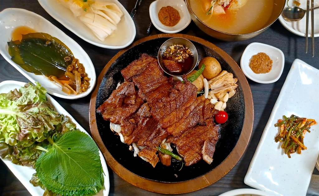 釜山的「Sikdang3Sun（食堂3選）」人氣必吃的就是小麥冷麵和祕醬烤豬排骨。(陳韻萍攝)