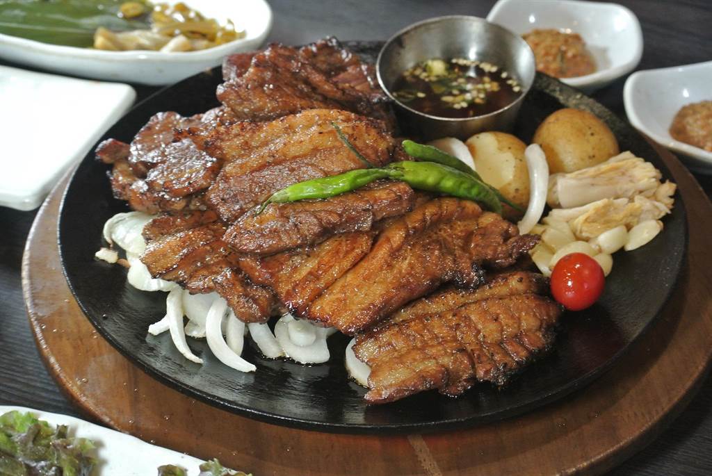 釜山「Sikdang3Sun」祕醬烤豬排骨是店家的招牌美食，鹹甜交織的祕製醬料搭配烤得微焦酥軟的豬小排，非常美味。(陳韻萍攝)