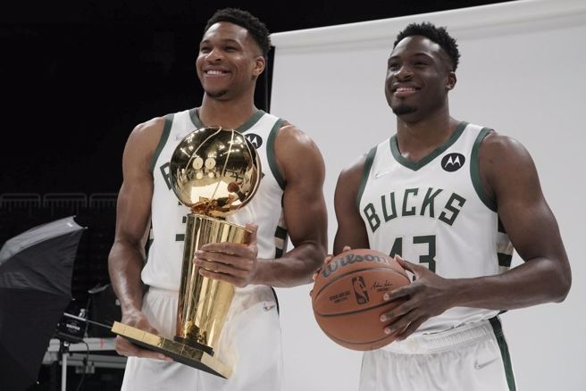 字母哥阿提托康波(左)与他的大哥萨纳西斯。（美联社资料照）