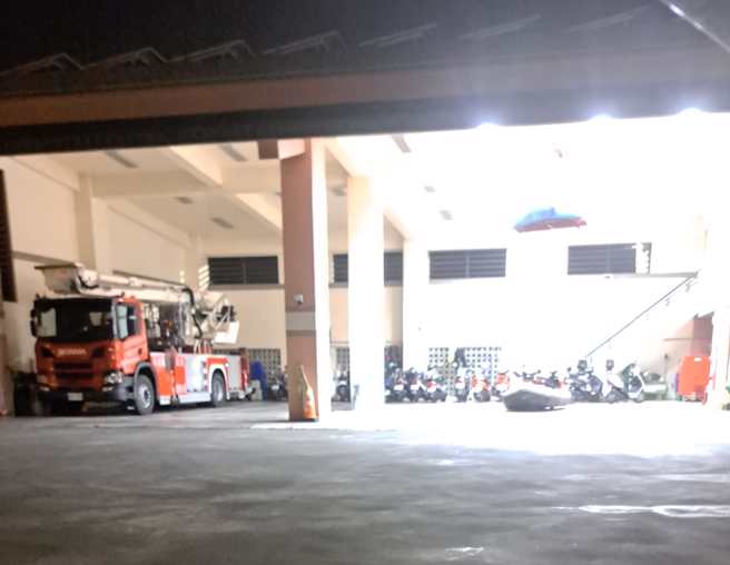 消防队出车后空荡荡的车库照。(黄男提供)