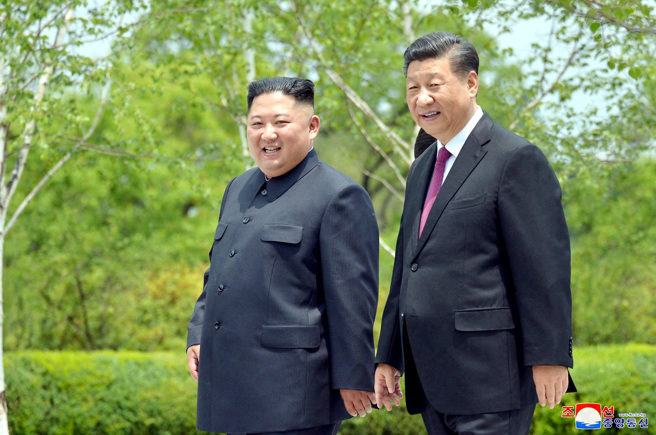 北韩媒体24日报导，北韩领导人金正恩致函中国国家主席习近平，矢言将促进北韩与中国的合作关系。图为习近平2019年6月访问平壤的画面。（图／路透社、朝中社）