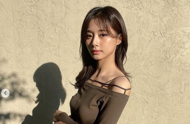 影子照出子瑜前凸后翘的「动漫身材」曲线。（图／子瑜 Instagram）