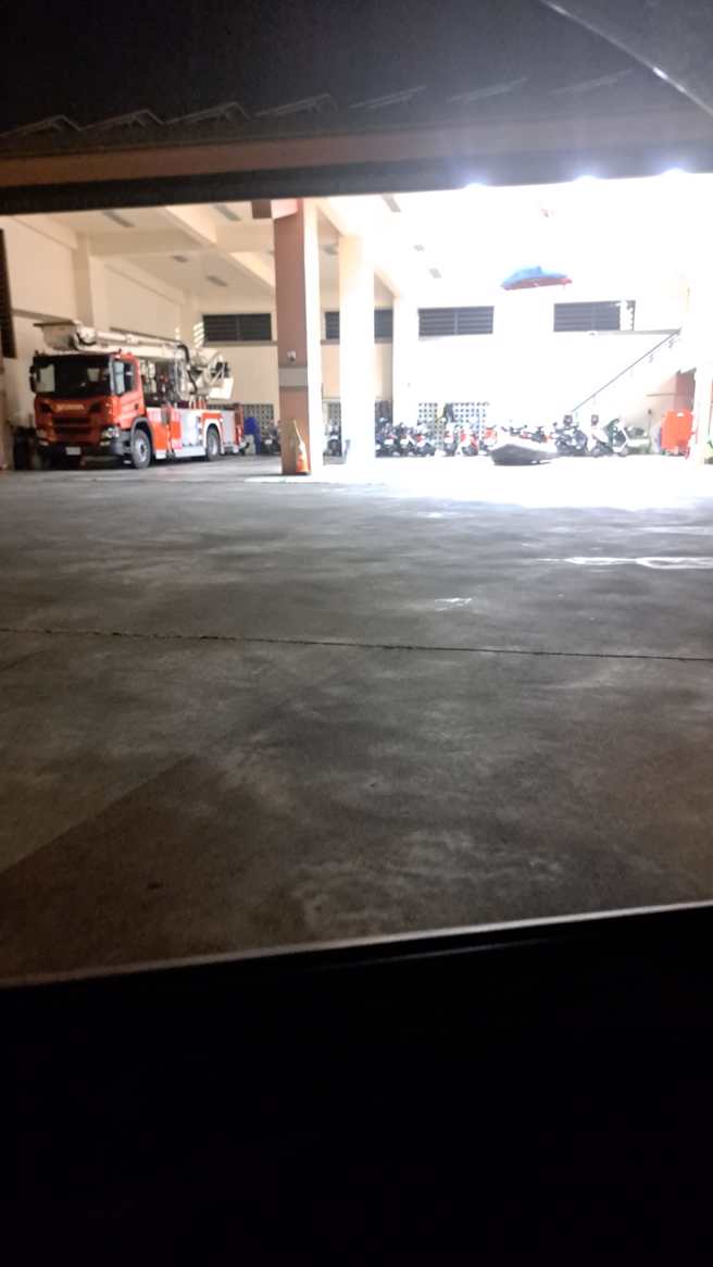消防队出车后空荡荡的车库照。(黄男提供)