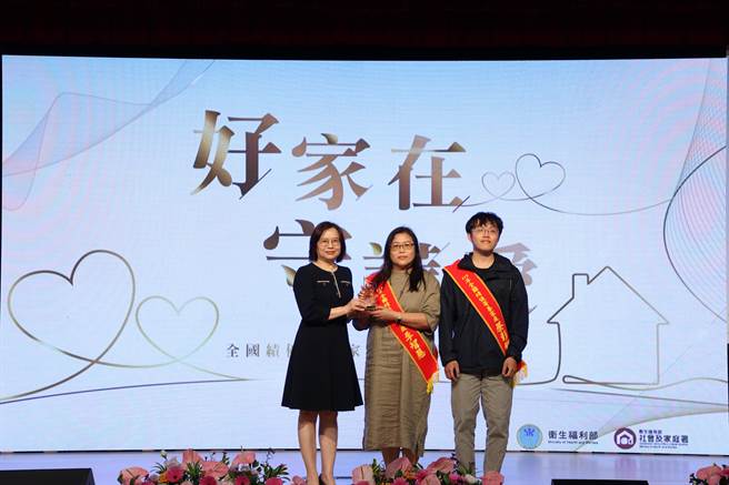 李智慧(中)成为寄养家庭，给予寄养小孩满满的爱。(桃园家扶中心提供／吕筱蝉桃园传真)