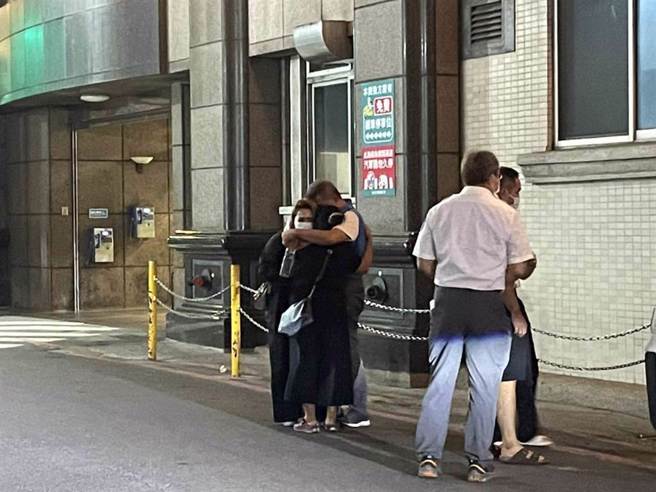 家属难掩悲痛，相拥在一起。（洪靖宜摄）