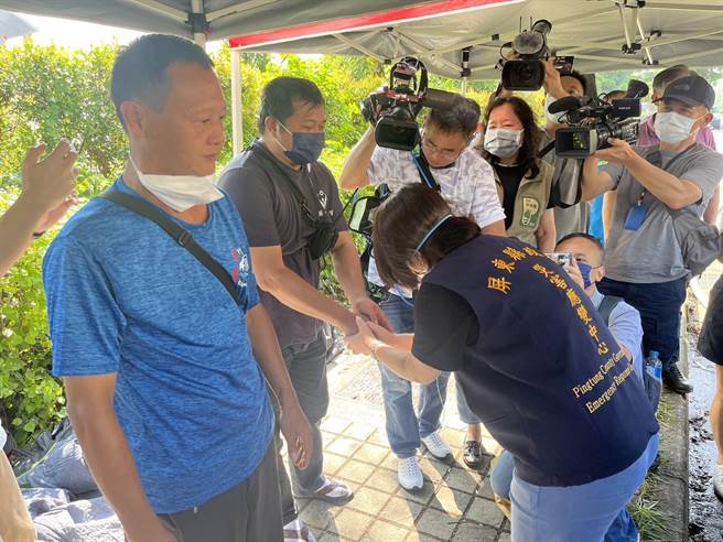 屏东县长周春米24日上午前往明扬国际探视消防弟兄，并给弟兄加油打气。（林和生摄）