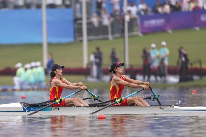 邹佳琪(左)与邱秀萍拿下本届杭州亚运首面金牌。(取自杭州亚运官网)