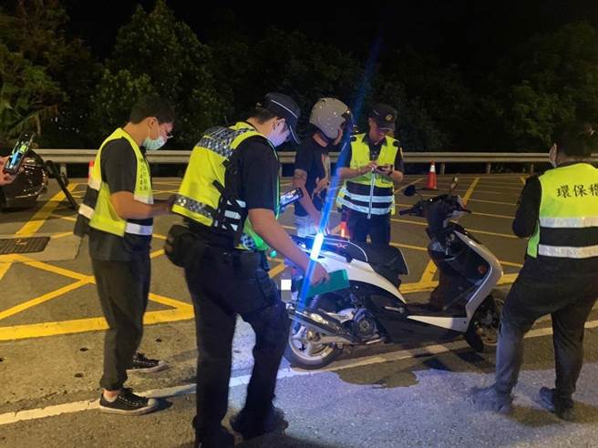 树林警分局联合新北市政府环保局，于夜间时段在辖内俊保路执行噪音、改装车辆稽查。（警察局提供）