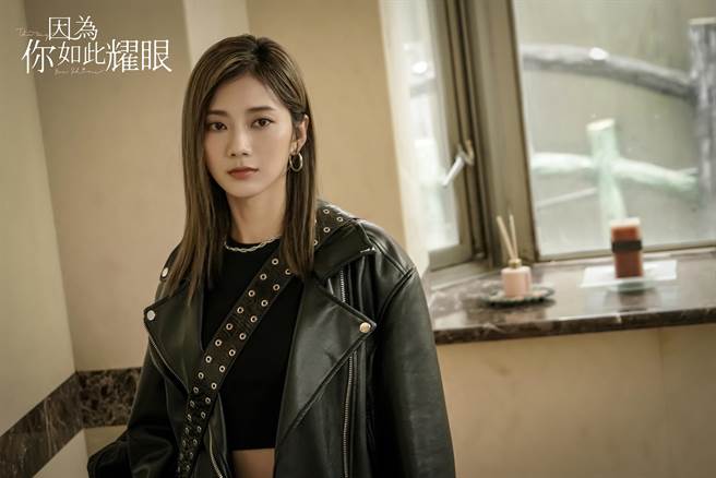 《因为你如此耀眼》蔡黄汝俐落全黑造型诠释腹黑心机女。（晴空鸟提供）