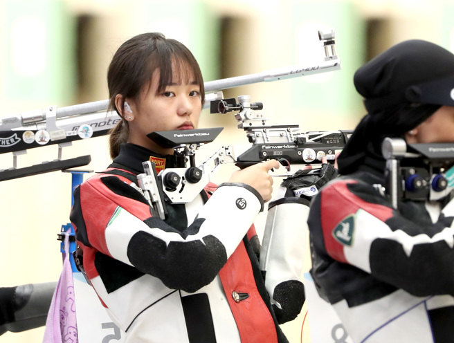 射击选手陈淇挺进女子个人10公尺空气步枪决赛。（郑任南摄）