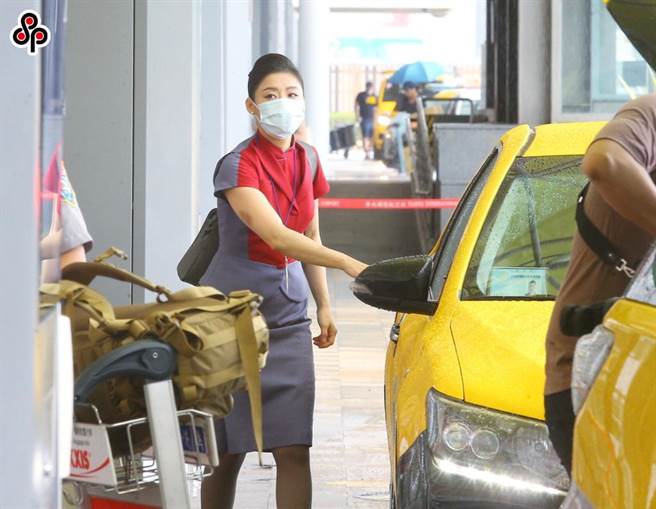 因应专业驾驶人有临时停车需求却没有被满足，台北市交工处将检讨标线设置，未来一定会增加黄线。（本报资料照片）
