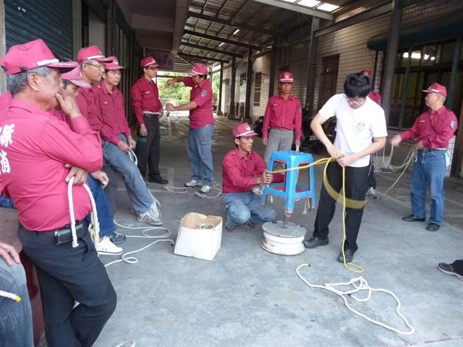 因屏东明扬国际科技公司大火殉职的勇消施宝翔（白衣者），过去曾在花莲县消防局富里分队任职，对于山域搜救内行的他，总不吝的指导新进们。（摘自花莲县消防局脸书／罗亦晽花莲传真）