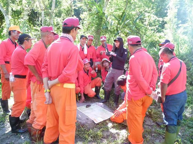 因屏东明扬国际科技公司大火殉职的勇消施宝翔（黑衣者），过去曾在花莲县消防局富里分队任职，对于山域搜救内行的他，总不吝的指导新进们。（摘自花莲县消防局脸书／罗亦晽花莲传真）