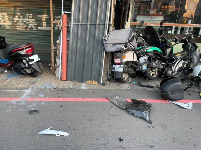 桃园市平镇区延平路一段与德育路口近日发生酒后驾车肇事案件，车辆撞击1名行人后，又波及路旁停放5辆机车，驾驶人酒测值高达0.44MG／L。（翻摄照片）