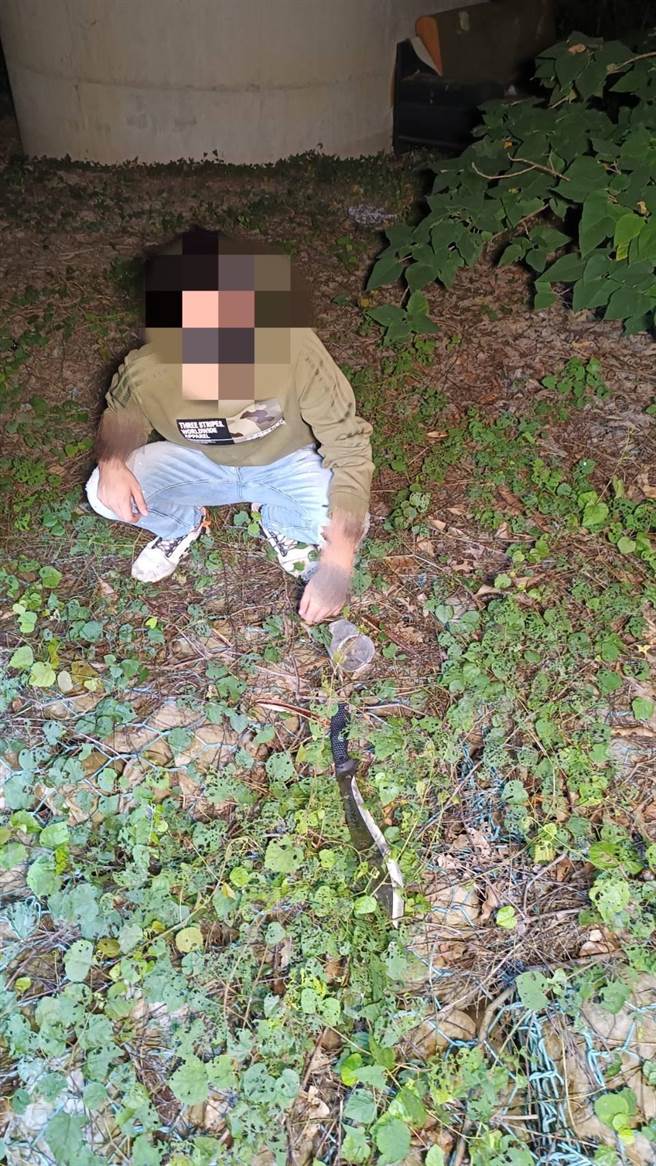 警方昨日带着陈嫌至弃置地点，取出作案工具和装有犬只尸体的垃圾袋。（读者提供／张毓翎台南传真）