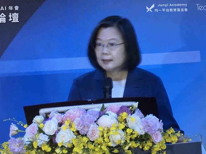 均一平台教育基金会今天在华山文创园区举办「2030 AI教育年会论坛」，在「双语教育与AI」议题中，蔡英文总统主张公私协力，透过AI来辅助学生学习语言。（林志成摄）