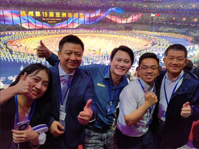 高科技融合江南意象，台青杨品骅（中）：亚运开幕式表演充满中华文化细节。（照片由受访者提供）