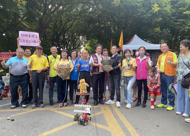 每年秋季是台湾栾树开花季节，彰化县溪湖镇第6届「2023东螺溪恋恋栾树节」今天热闹登场，今年以「雷神童玩趣」规画5大主题区，吸引上千民眾朝圣。（湖埔社大提供／吴建辉彰化传真）