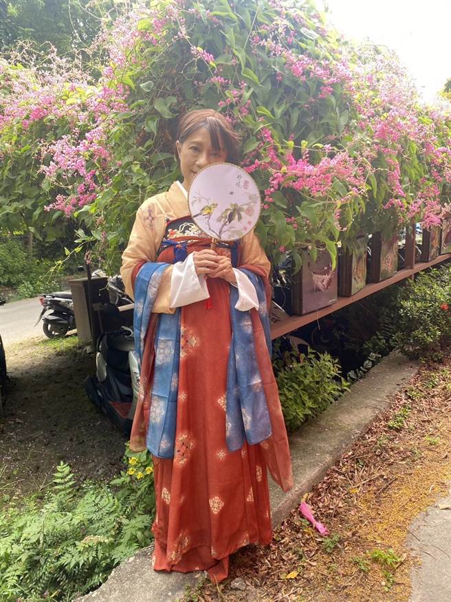 特地穿着汉服来参与活动的简姓民眾表示，她得知现场有免费和服体验，她特地穿着汉服来PK，与栾树比美。（湖埔社大提供／吴建辉彰化传真）